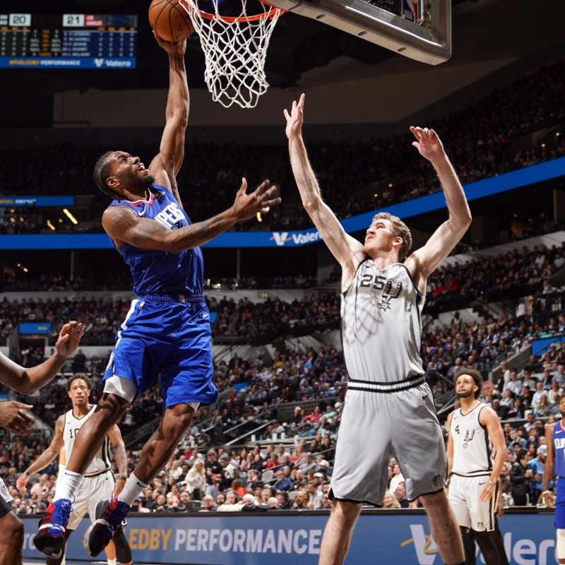 Kawhi Leonard logró su primer triunfo en San Antonio y fue abucheado