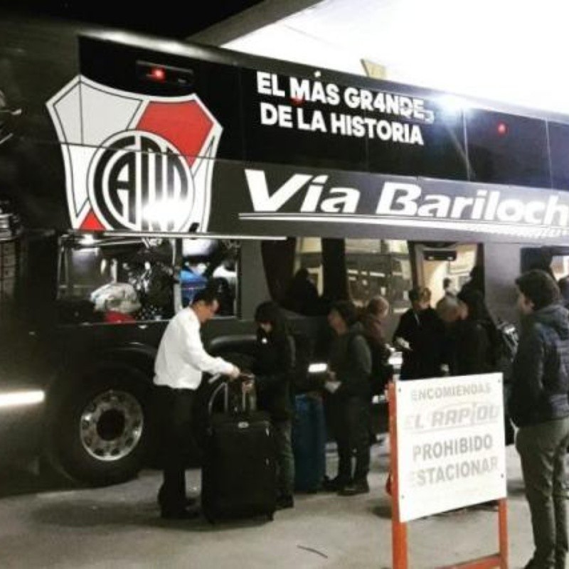 Usaron el micro de River y un hincha de Boca no se quería subir