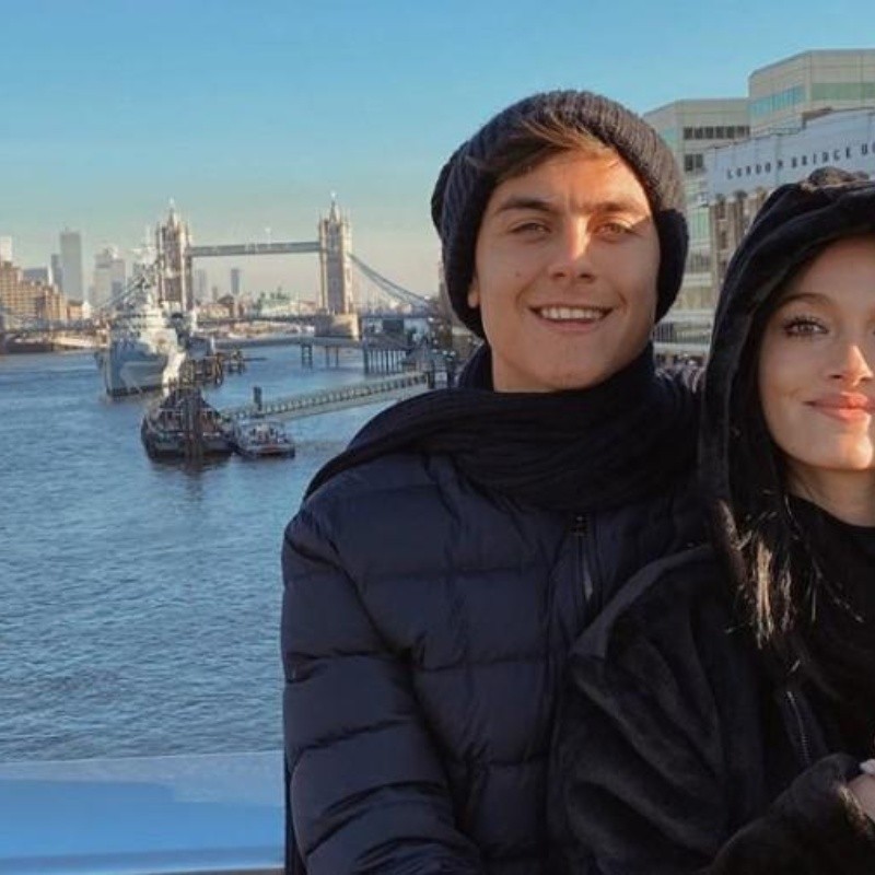 De blancos y radiantes: la foto que eligió Dybala para festejar Navidad con Oriana Sabatini