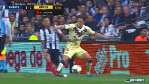 Video: Córdova recibió tarjeta roja luego de revisar el VAR.