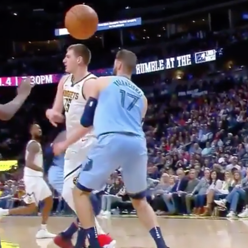 Nikola Jokic se viste de mago y da un pase sin ver por los Denver Nuggets