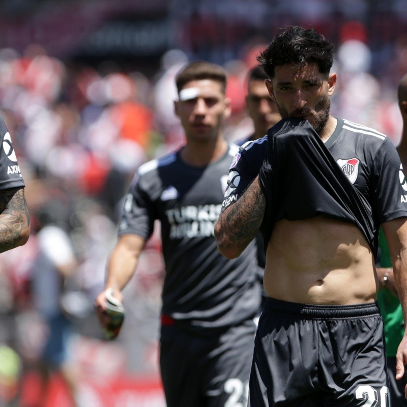 River subió una foto de Casco sin remera y volaron los comentarios XXX