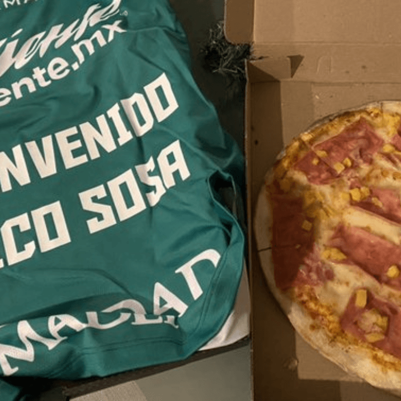 Viven en el 2220: León presenta a su refuerzo con pizzas a domicilio