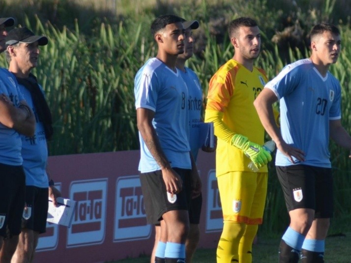 Viñas estuvo presente en empate de Uruguay con Liga Premier