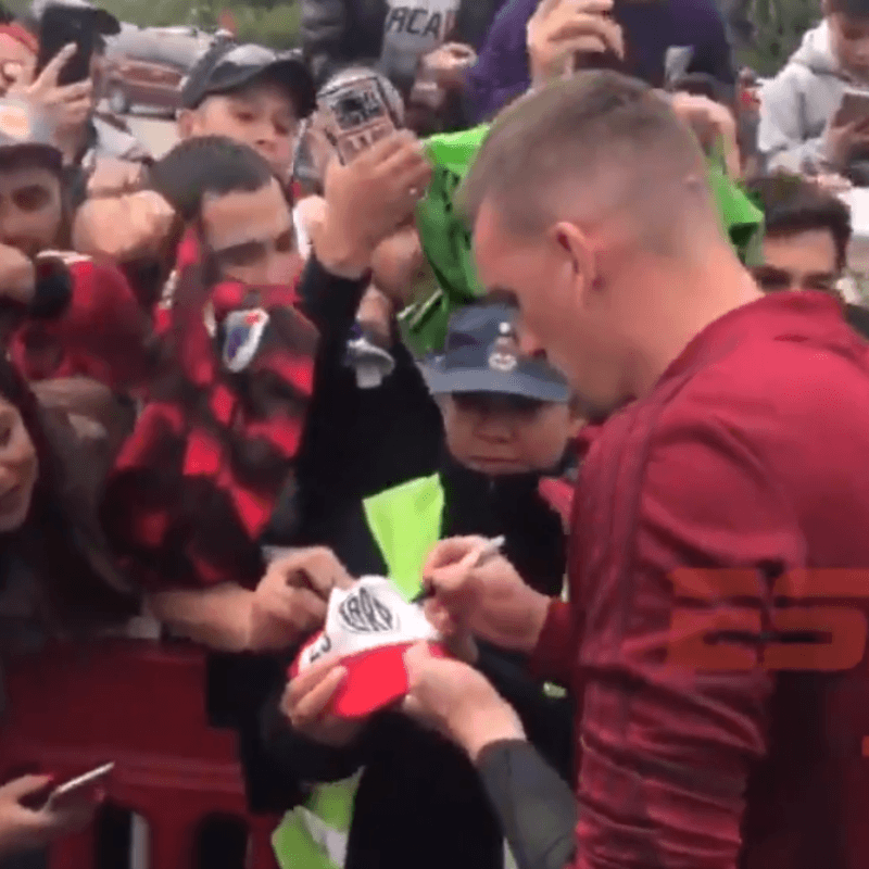 Una policía se ganó el cariño de los hinchas de River con el gesto más simple