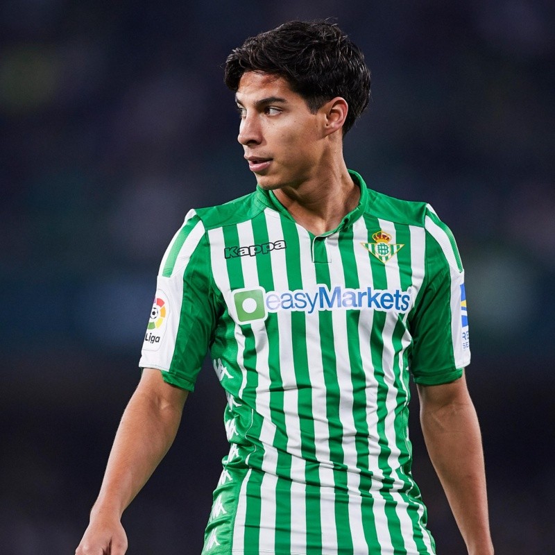 No tienen memoria: los hinchas del Betis aniquilaron a Diego Lainez por 20 minutos de juego