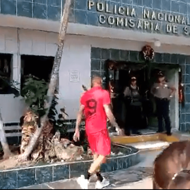 Vacaciones: Paolo Guerrero fue captado en una comisaria junto a su madre