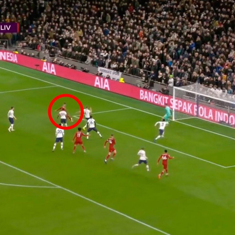 Control y definición premium: golazo de Firmino ante Tottenham