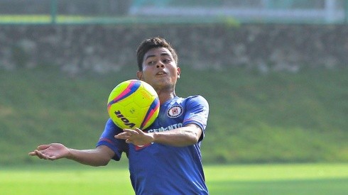 ¡Felicidades! Sergio González hace su debut por Cruz Azul ante Atlas