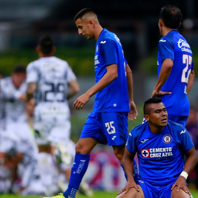 Los hinchas de Cruz Azul no se aguantaron y abuchearon a los jugadores