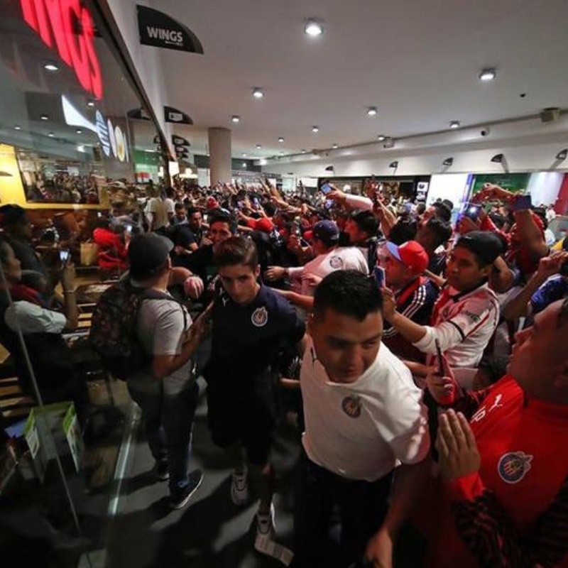 Locura en el aeropuerto por las Súper Chivas