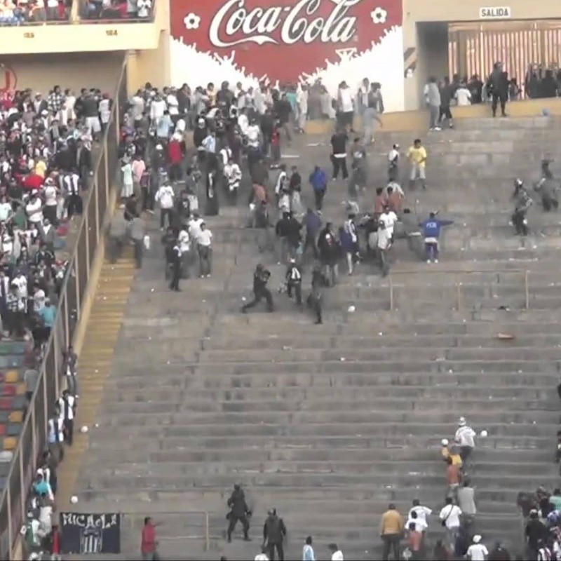 Comenzaron los problemas: hinchas de la U fueron expulsados del Monumental