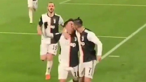 Video: el beso accidental de Dybala a Cristiano en pleno festejo de la Juventus