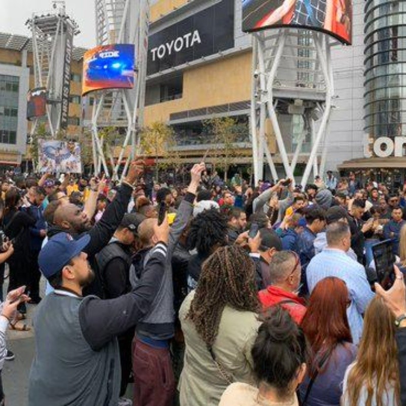 Multitud se congrega en el Staples Center en honor a Kobe Bryant