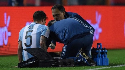 LESIONADO. Gago en La Bombonera en su lesión con la Selección Argentina (Foto: Getty).