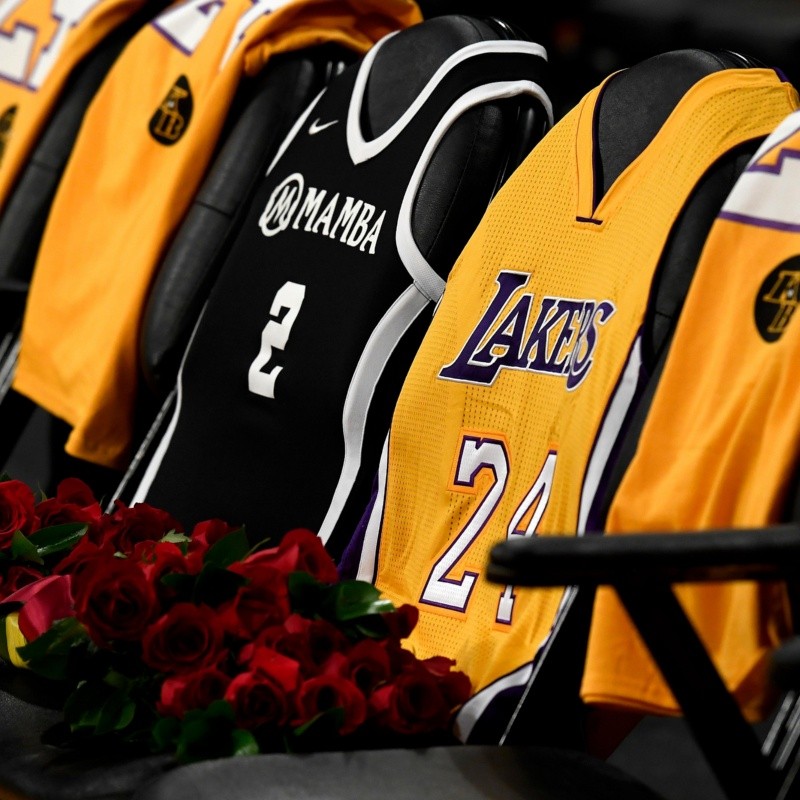 Los asientos de Kobe y Gianna vacíos, el homenaje de los jugadores y más en una noche emotiva