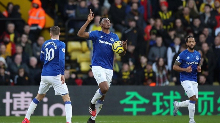 Yerry Mina festeja uno de sus dos goles con el Everton antre el Watford.