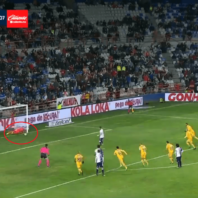 ¡Guzmán le atajó el penal a Sambueza!