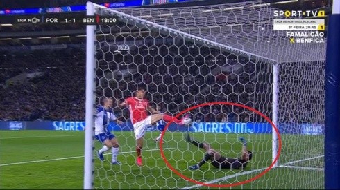 El error garrafal de Agustín Marchesín en el Clásico entre Porto y Benfica