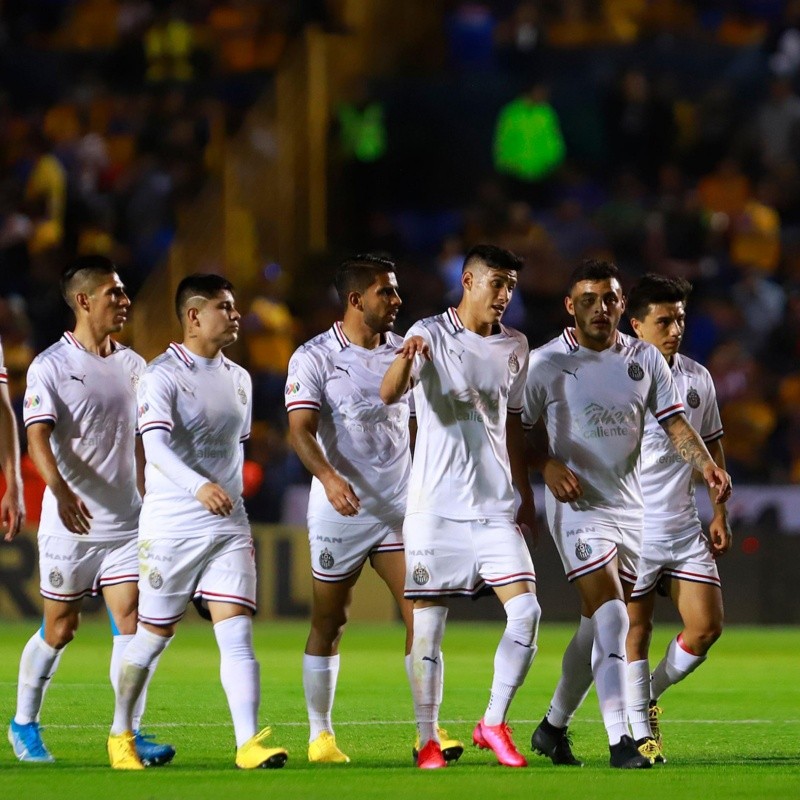 Tras un flojo primer tiempo ante Tigres, los fanáticos de Chivas estallaron contra Luis Fernando Tena