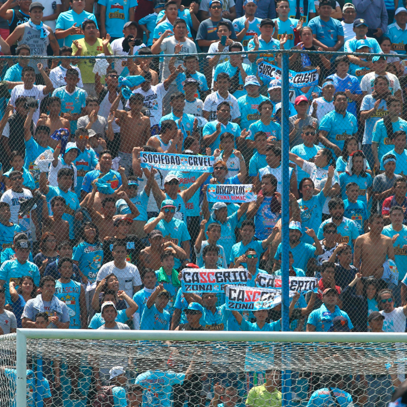 "Hinchas" de Cristal amenazan a Barreto con una pistola para que renuncie