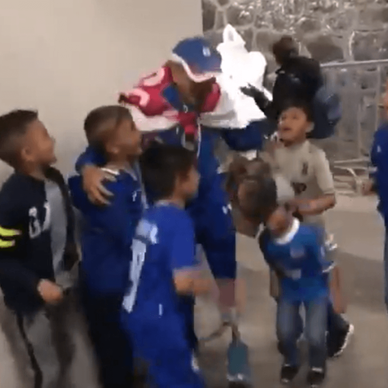 El hermoso video de unos niños alentando a Cruz Azul con su abuelo