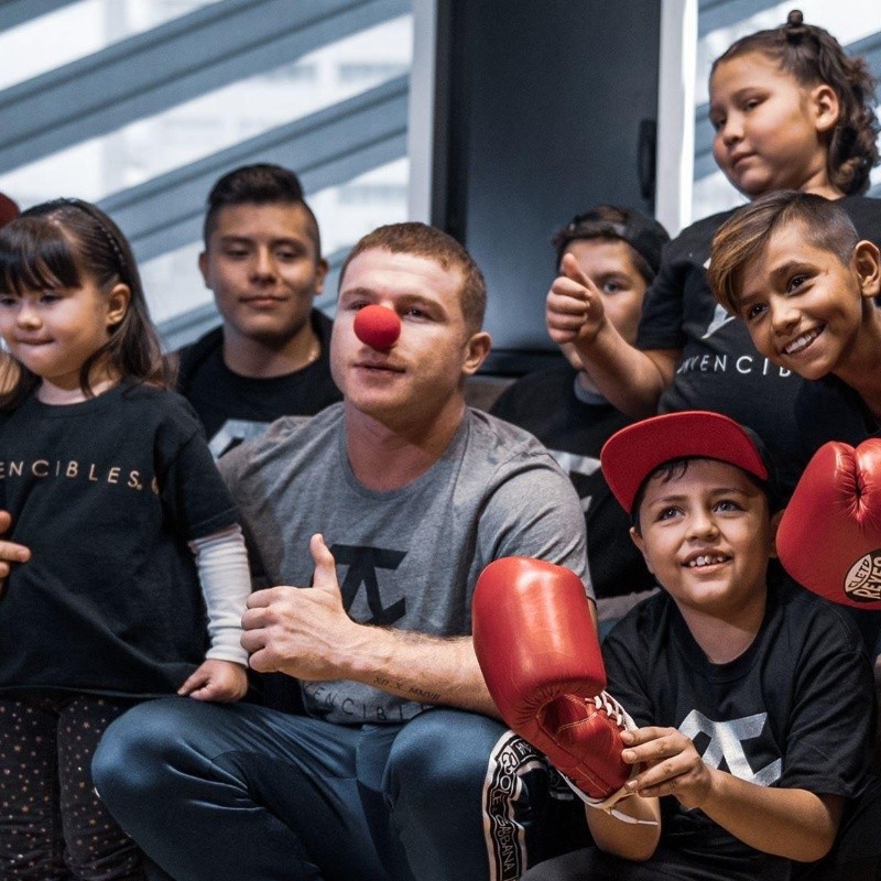 Canelo Álvarez se compromete a ayudar a la Asocición Nariz Roja