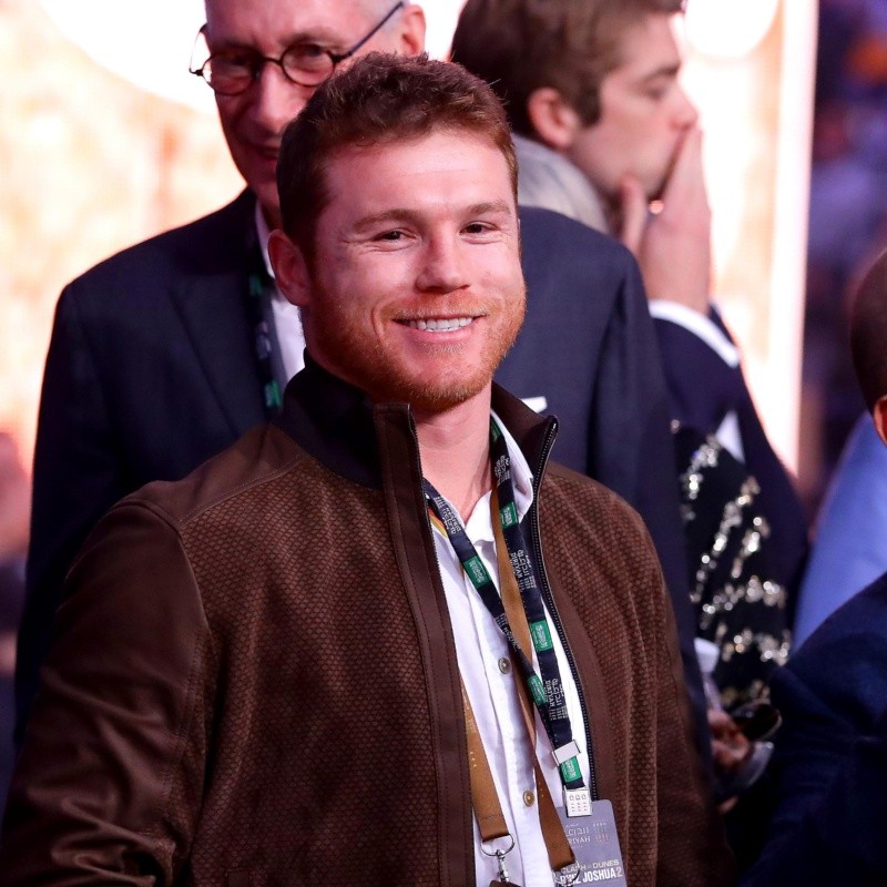 Canelo haciendo magia con el nuevo challenge viral de la escoba