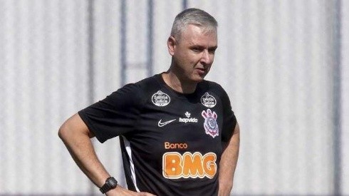 Tiago Nunes ousa e escala Corinthians com novidades