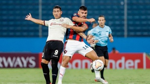 Dos Santos terminó un poco golpeado el partido en Paraguay.
