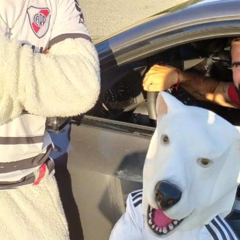 Cumplió 7 años, fue al entrenamiento de River y consiguió su foto en Modo Oso