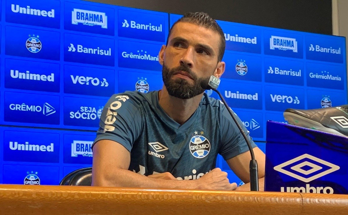 Vanderlei ergue o tom sobre fase do Grêmio e dispara Não podemos errar mais goleiro rebate