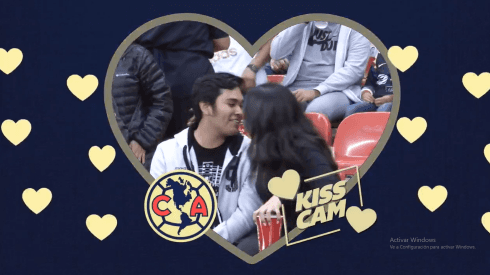 La ´Kiss cam´ estuvo a pleno en el Estadio Azteca