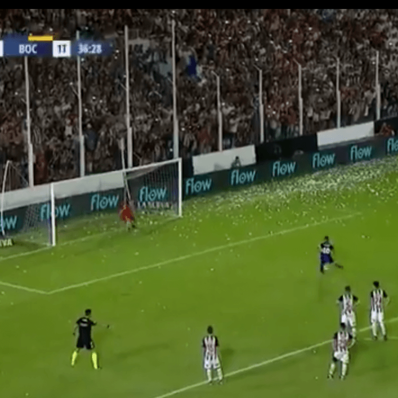 Video: el Ruso Rodríguez le atajó el penal a Tevez