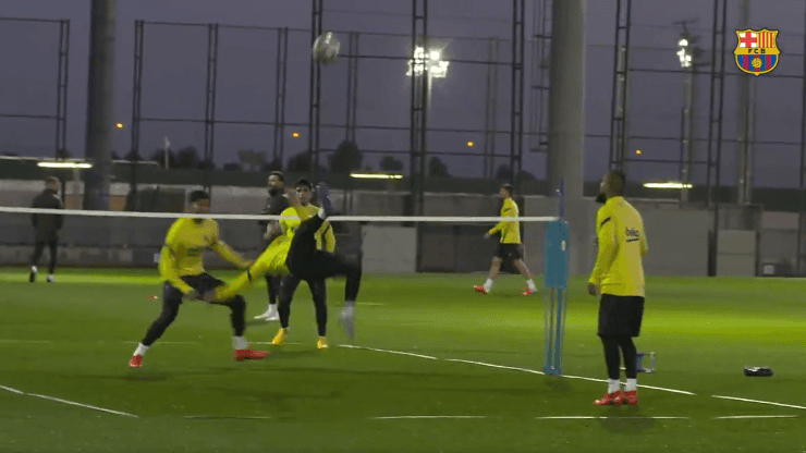 Video: el espectacular punto de chilena que ganó Messi en un fútbol tenis