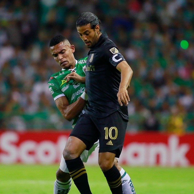 Carlos Vela es silbado por los fanáticos de León