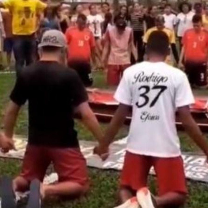 Pulido bromeó con un video que muestra a un difunto en una cancha de futbol