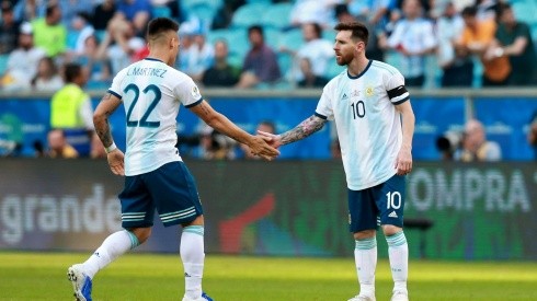 Foto de Lautaro Martínez junto a Lionel Messi.