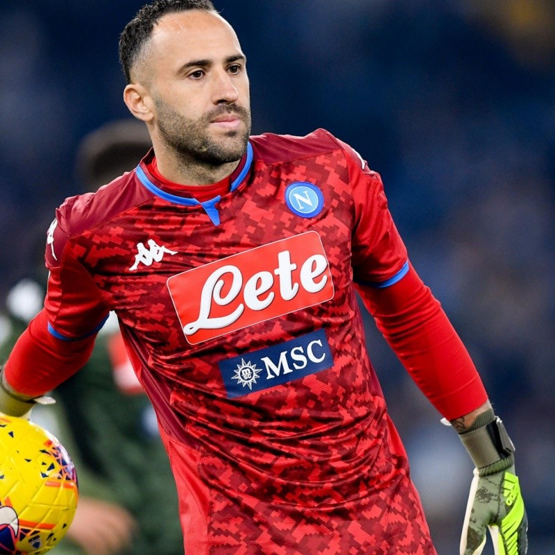 Al DT del Napoli le caen con todo por mantener a David Ospina de titular