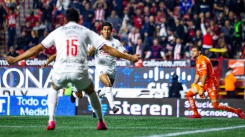 El gol de Macías en el inicio del partido le bastó a Chivas para ganar