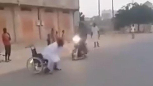 Video viral: este motociclista diabólico hizo caminar a un "discapacitado"