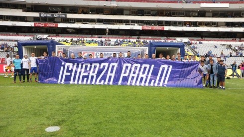 Plantel de Cruz Azul despliega una manta en apoyo a Pablo Aguilar