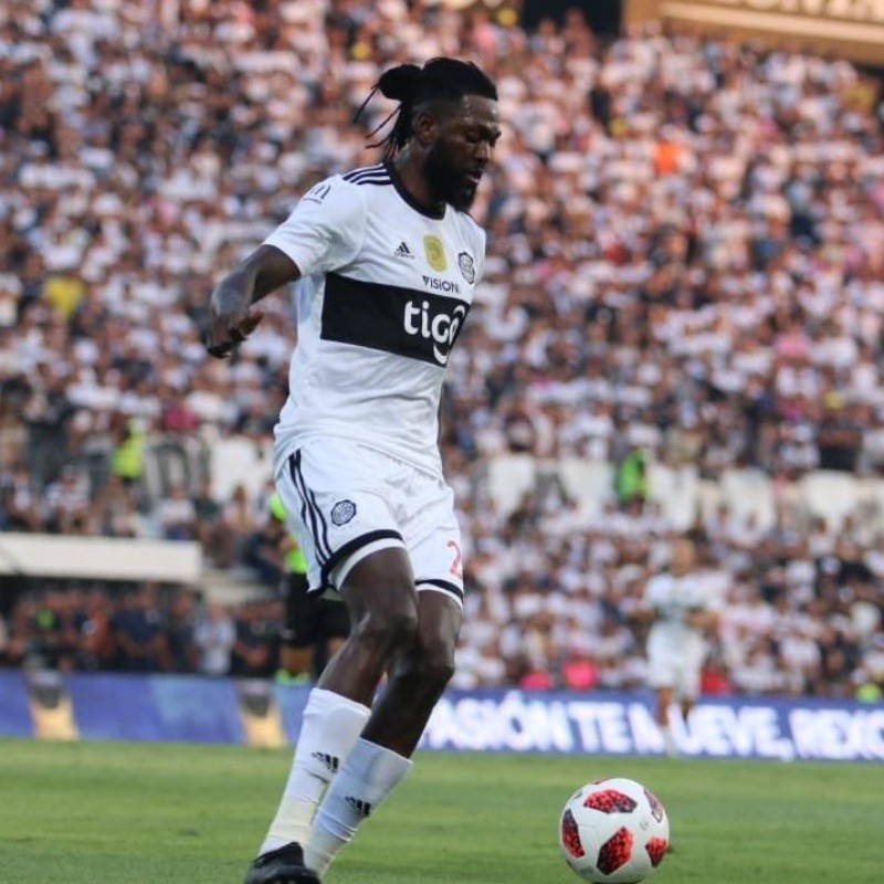 Adebayor debutó con Olimpia, no marcó pero nos dejó los mejores memes del día