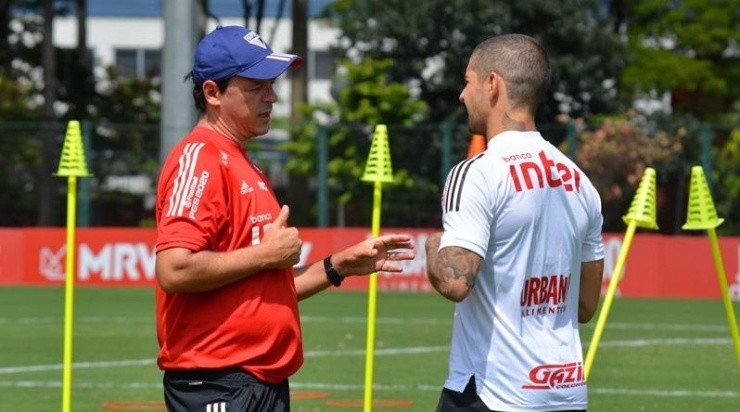 Fernando Diniz e Alexandre Pato em treino do São Paulo. Foto: Rubens Chiri