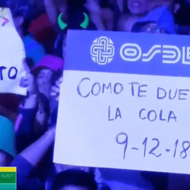 Estaba dando un show en pleno carnaval y leyó un cartel contra Boca