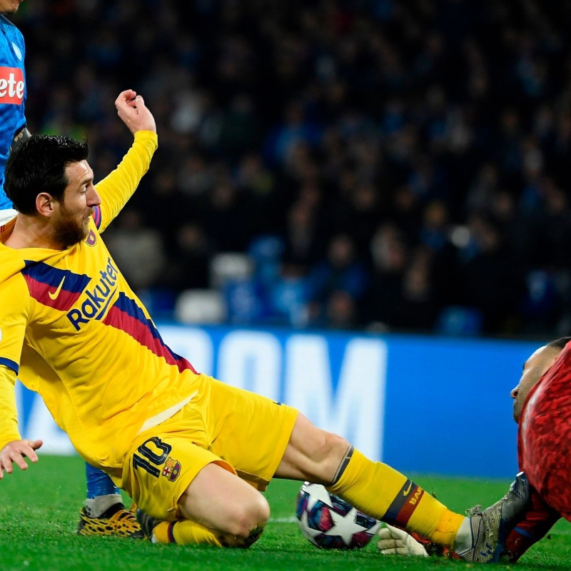 Messi le clavó los tapones en el pecho a Ospina, pero el árbitro lo perdonó