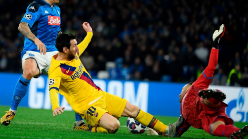 Messi le clavó los tapones en el pecho a Ospina, pero el árbitro lo perdonó