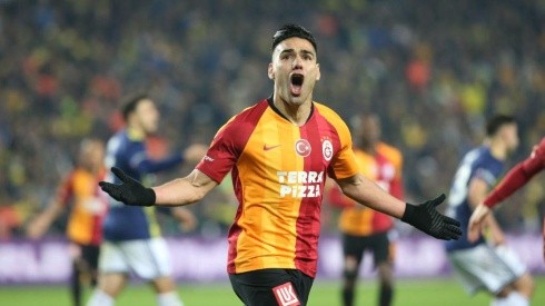Radamel Falcao y sus celebración tras anotarle gol al Fenerbahçe en el clásico turco.
