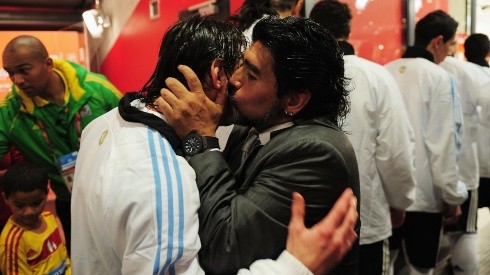Foto de Diego Maradona besando a Carlos Tevez.