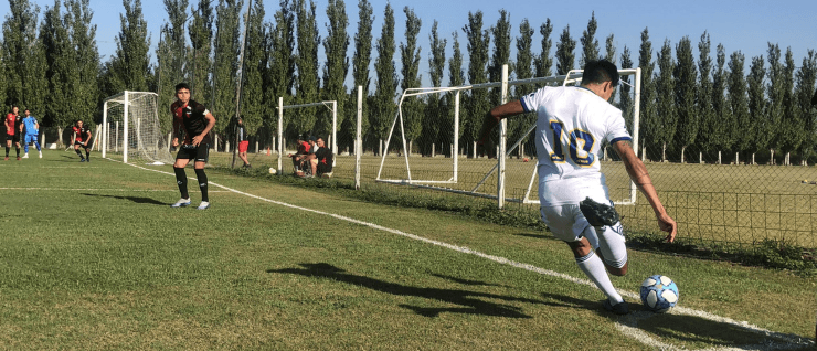 EL DIEZ. Aaron Molinas, el encargado de la pelota parada en la Reserva.